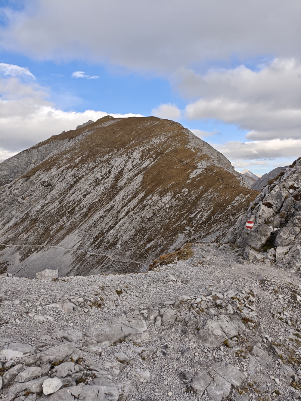 Wanderung Hafelekarspitze: Wanderung Hafelekarspitze: Mühlkarscharte mit Blick auf die Mandlspitze