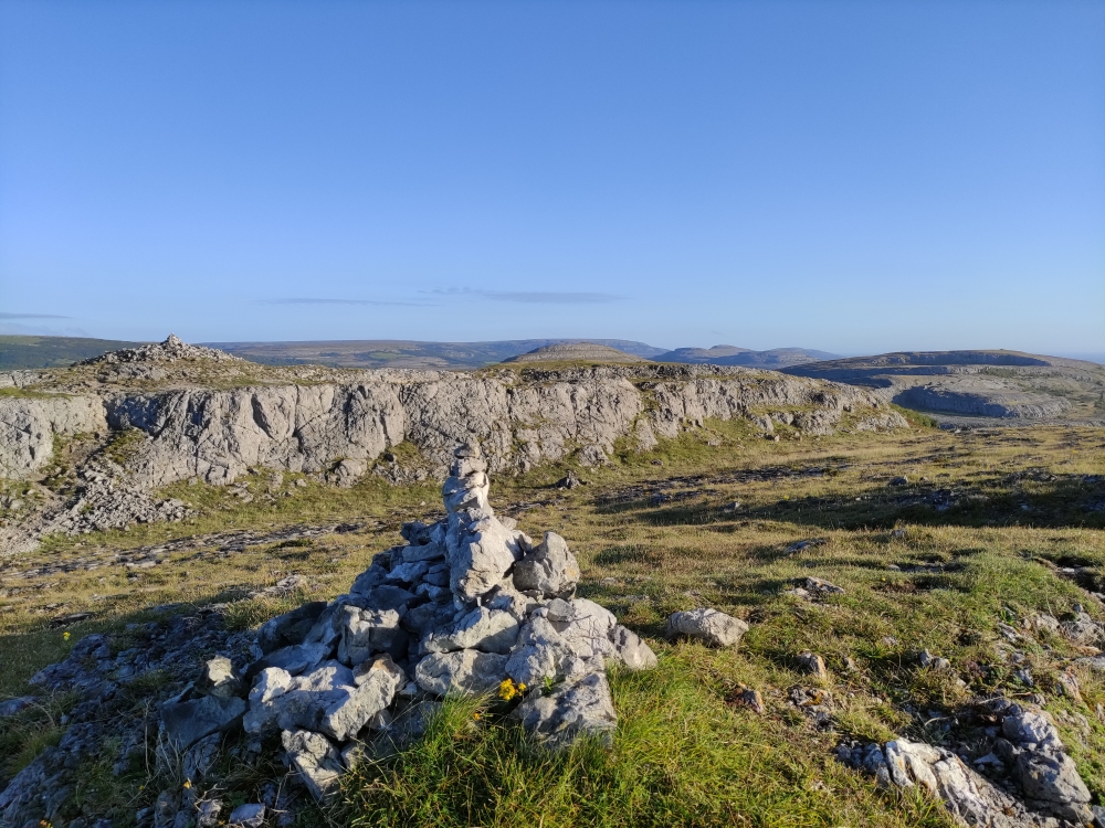 Wanderung Mullagh More: Blick vom Vorgipfel auf den Mullagh More - links der kurze kraxelige Abschnitt 