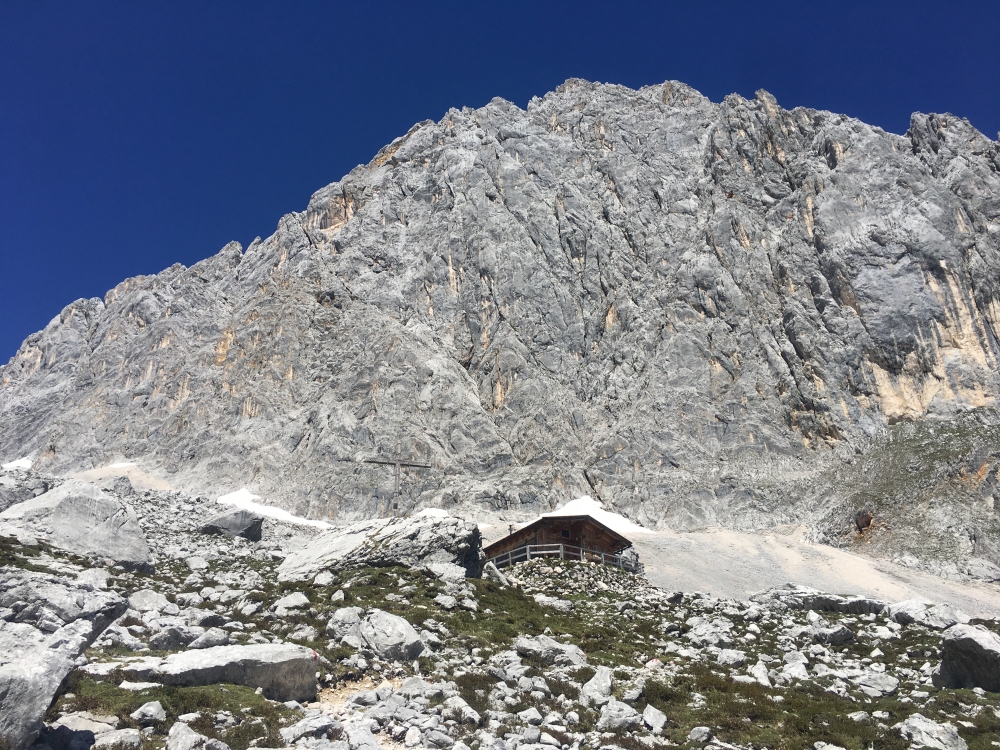 Musterstein: Die Mustersteinhütte vor dem Musterstein
