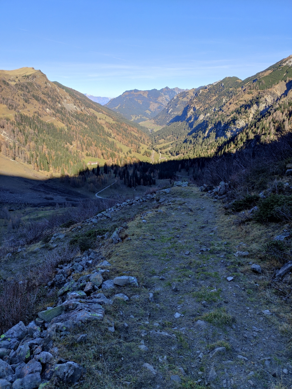 Wanderung Pfälzerhütte nach Steg: Alter Karrenweg mit Blick in das Valünatal
