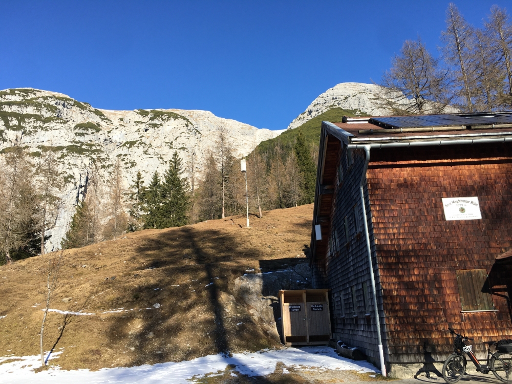 Wanderung Großer Solstein: Wanderung Großer Solstein: Neue Magdeburger Hütte mit Solstein im Hintergrund