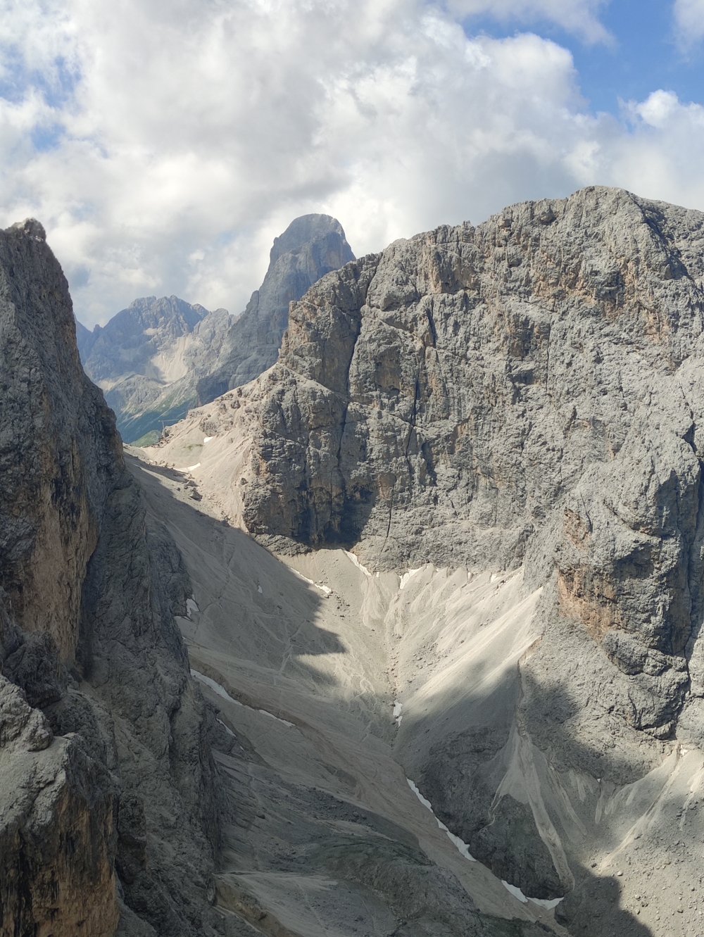 Laurenzi Klettersteig und Maximiliansteig: Laurenzi Klettersteig und Maximiliansteig: Blick zur Grasleitenpasshütte im Passo Principe (Nordwestlicher Molignon)