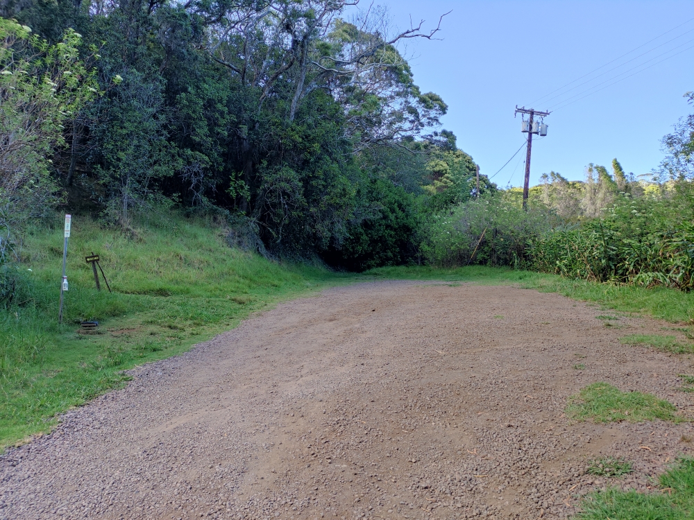 Wanderung Lolo Vista: Wanderung Lolo Vista: Parkplatz (Nualolo Trail Parkplatz)