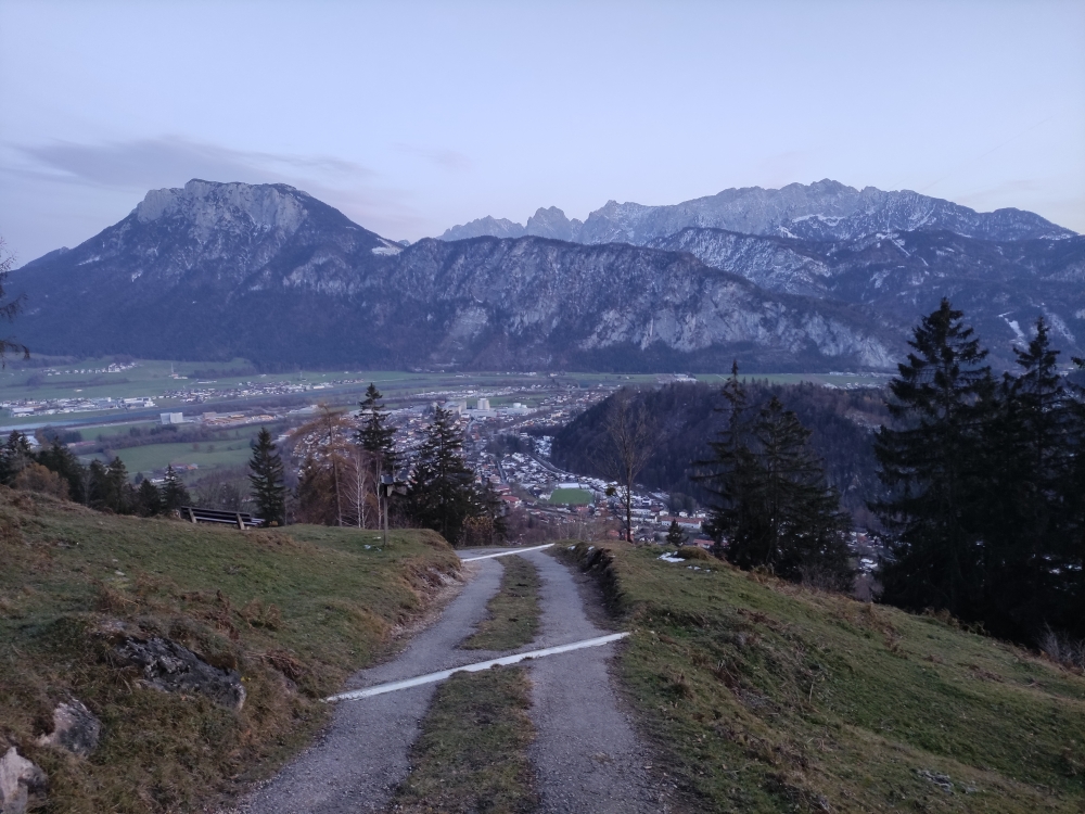 Wanderung Nußlberg: Oben Forststraße mit Kaiser-Blick