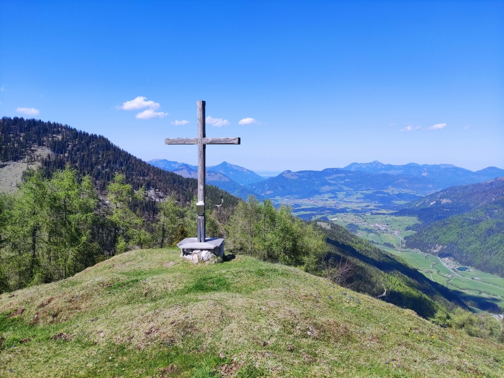 Wanderung Feldberg: Wanderung Feldberg: Gipfelkreuz neben der Alm (Obere Scheibenbichlalm)
