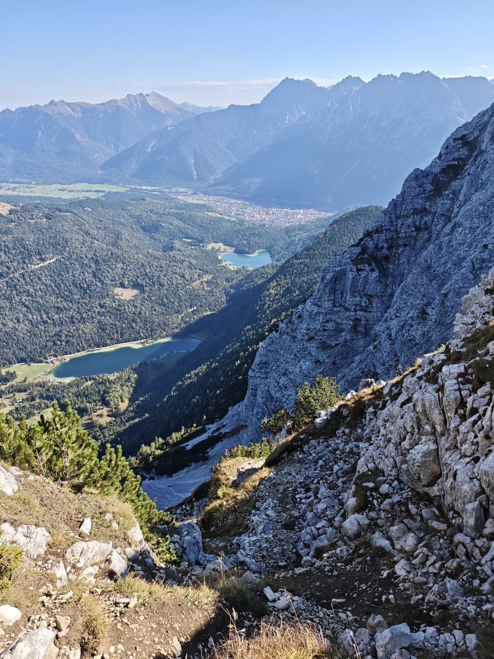 Wanderung Obere Wettersteinspitze: Blick vom Gamsanger auf Ferchensee, Lautersee und Mittenwald 