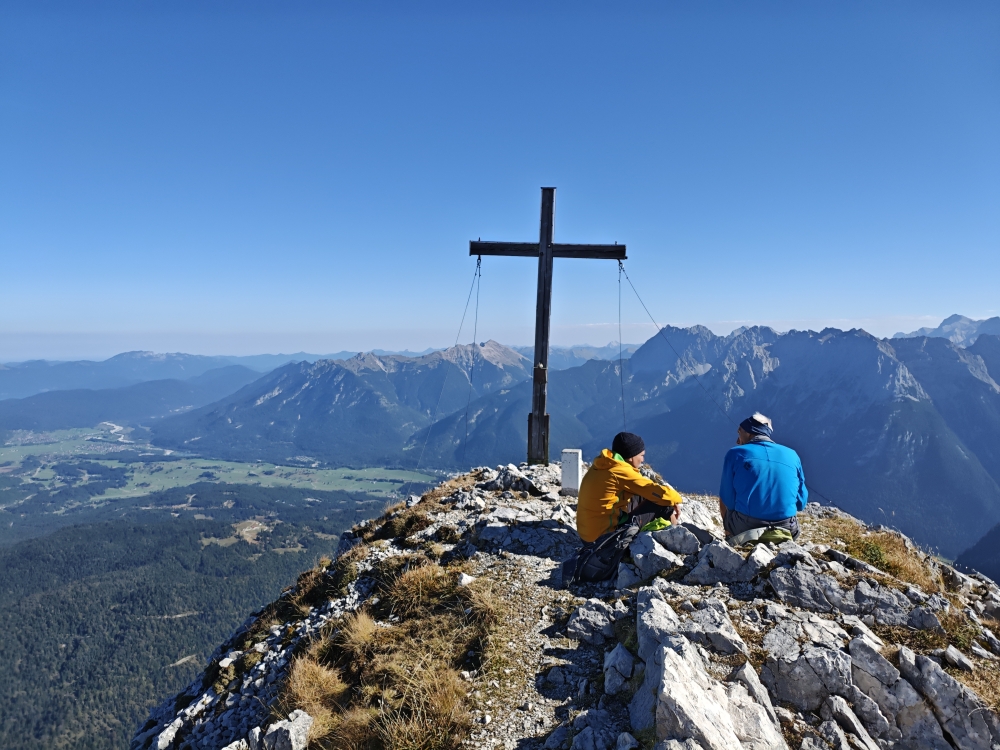 Wanderung Obere Wettersteinspitze: Wanderung Obere Wettersteinspitze: Gipfelrast mit Blick auf Soiernspitze und Karwendel  (Obere Wettersteinspitze)
