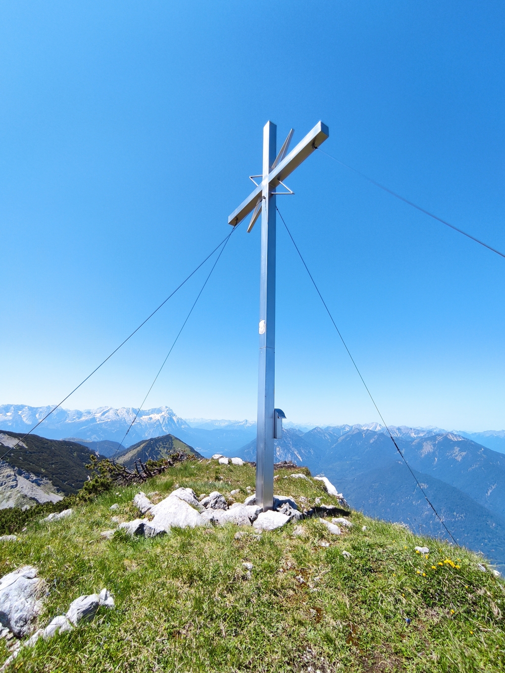 Wanderung Große Krottenkopf-Runde: Wanderung Große Krottenkopf-Runde: Gipfelkreuz (Kareck)
