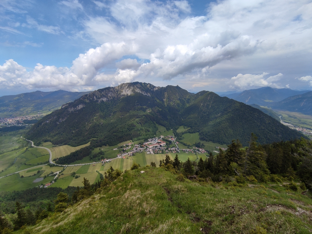 Wanderung Ochsensitz: Wanderung Ochsensitz: Blick über Ettal zum Laber und Ettaler Mandl (Ochsensitz)