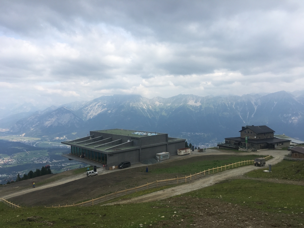 Wanderung Patscherkofel: Wanderung Patscherkofel: Rechts das Alpenvereinshaus (Patscherkofelhaus)