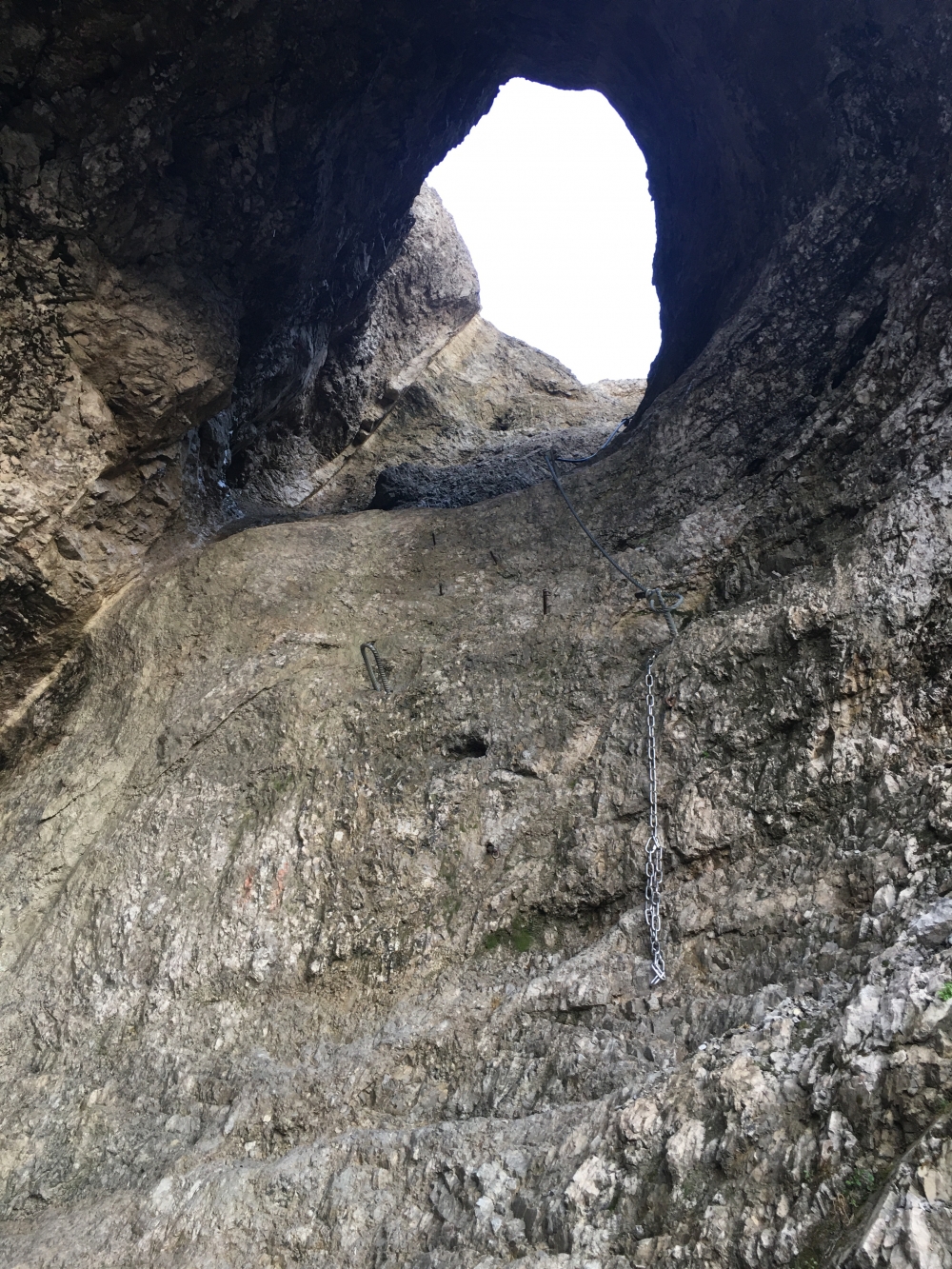Wanderung Österreichischer Schinder: Ist das Geröllfeld fast geschafft geht es noch durch das Tor (über kurze Stahlstifte und mit Seilsicherung rechts)