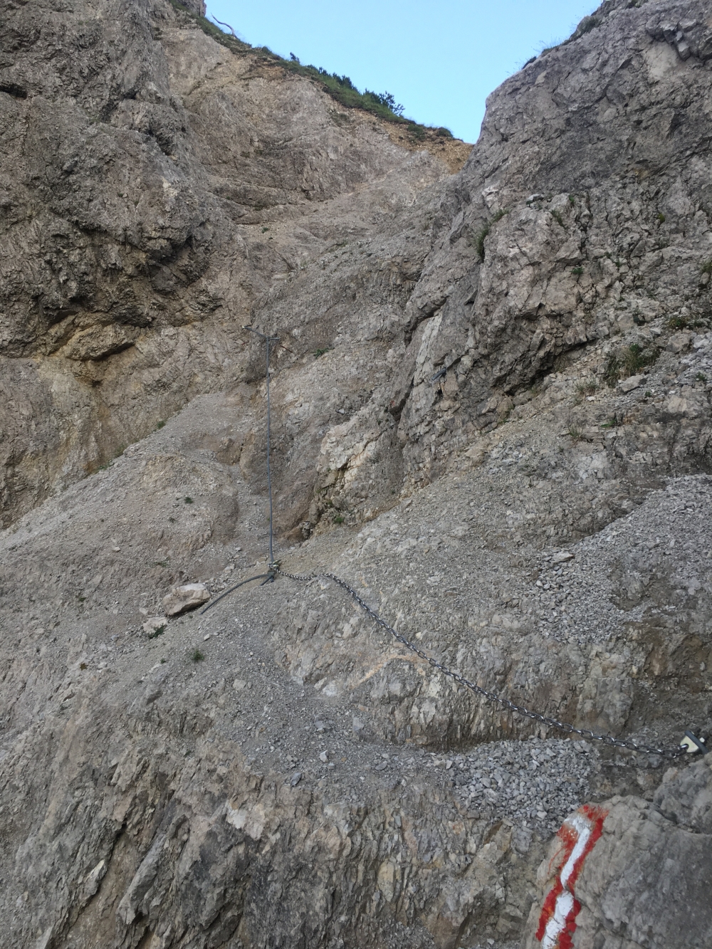 Wanderung Österreichischer Schinder: Am oberen Ende an der Kette bzw. dem Stahlseil entlang in den Sattel.