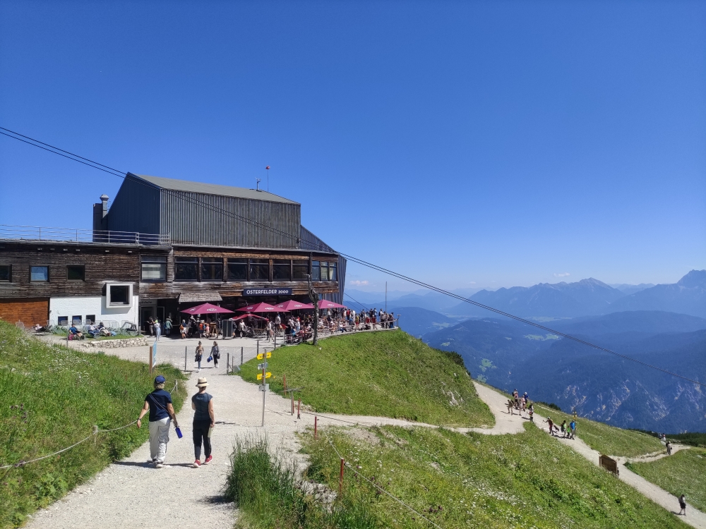 Klettersteig Alpspitz-Ferrata: Klettersteig Alpspitz-Ferrata: Bergstation und Bergrestaurant (Osterfelder 2000)