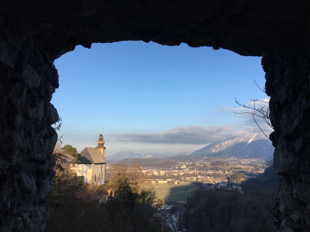 Wanderung Ruine Karlstein: Wanderung Ruine Karlstein: Das Pankraz-Kircherl mit Bad Reichenhall von der Ruine Karlstein aus gesehen