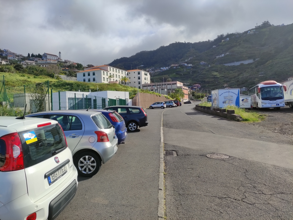 Wanderung Calhau da Lapa: Wanderung Calhau da Lapa: Parken gegenüber vom Busfriedhof