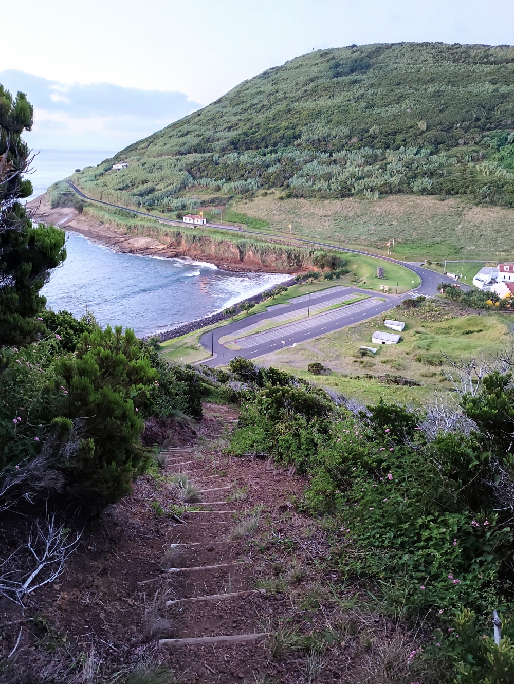 Wanderung Monte da Guia: Wanderung Monte da Guia: Abstieg zum Parkplatz (Parkplatz Centro do Mar)