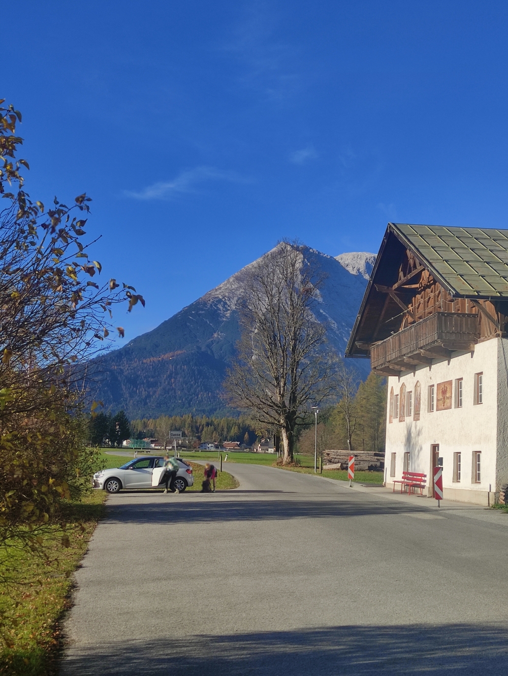 Wanderung Gehrenspitze-Überschreitung: Wanderung Gehrenspitze-Überschreitung: Parkplatz am ehemaligen Gasthof in Gasse