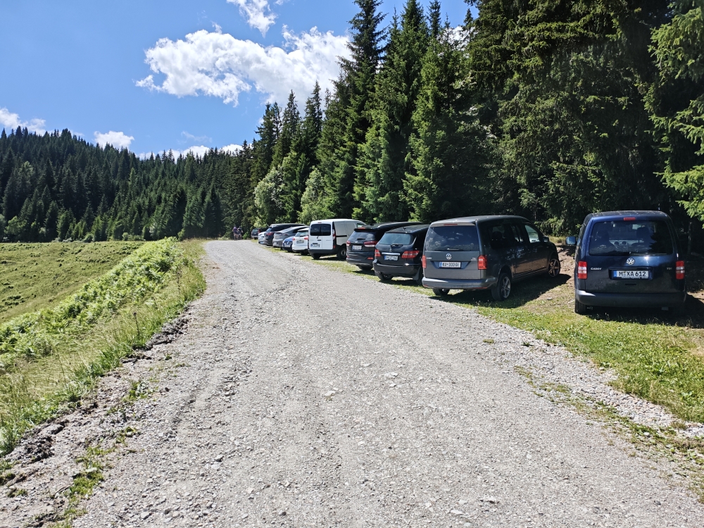 Wanderung Breiteggspitze: Wanderung Breiteggspitze: Hinter dem Gatter sind weitere Parkplätze