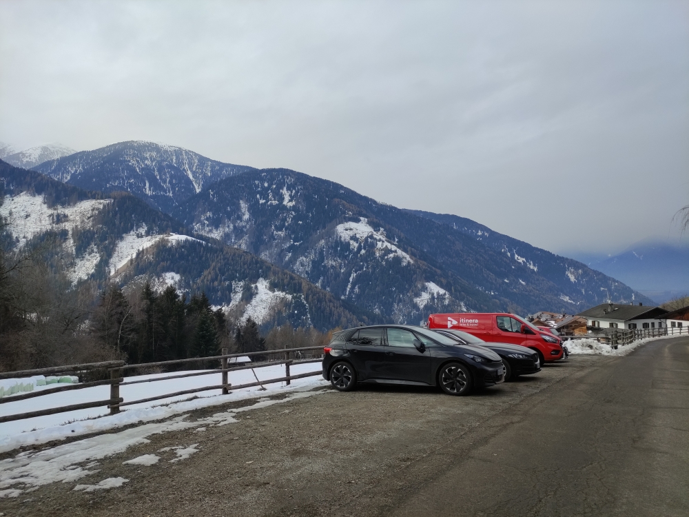 Wanderung Kreuzwiesen Alm: Wanderung Kreuzwiesen Alm: Parkplatz in Rungg gegenüber vom Lüsnerhof
