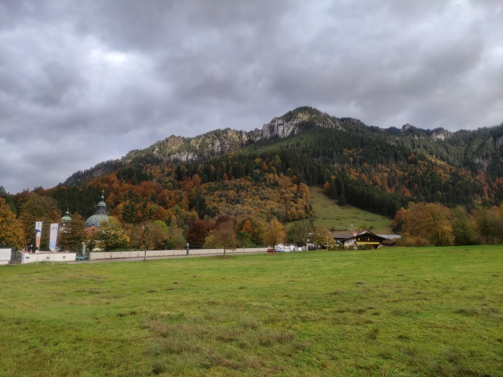 Wanderung Großer Laber: Wanderung Großer Laber: Parkplatz entlang der Klostermauer bei der Schaukäserei