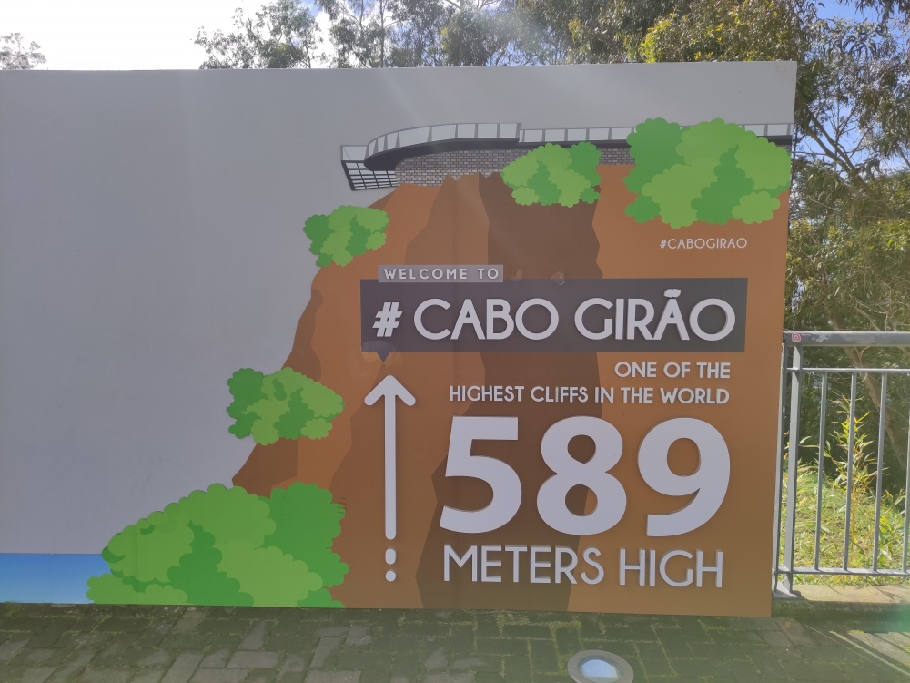 Wanderung Cabo Girao: Wanderung Cabo Girao: Am Parkplatz wird man schon auf den Aussichtspunkt hingewiesen