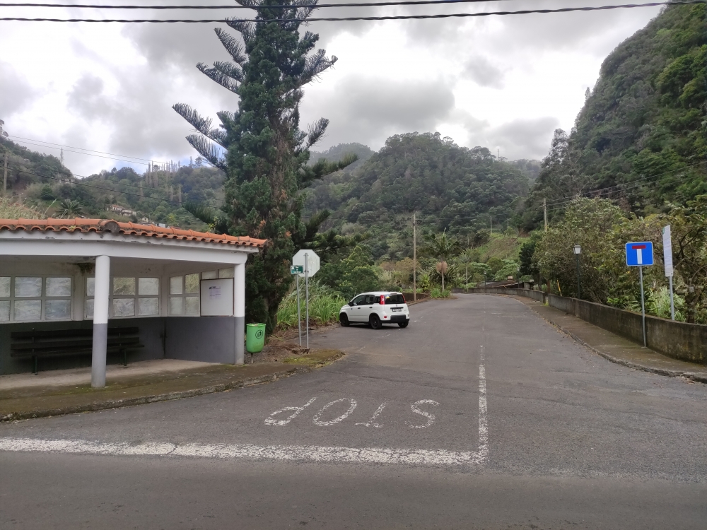 Wanderung Penha de Aguia: Wanderung Penha de Aguia: Parkplatz neben der Bushaltestelle an der Brücke