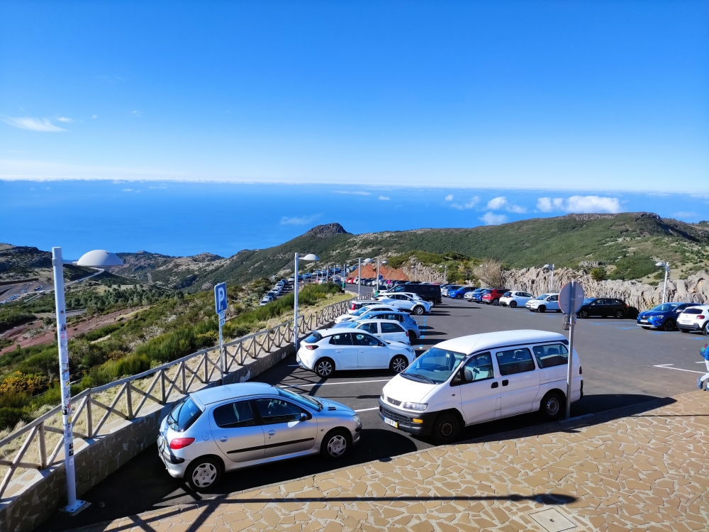 Wanderung PR1 Vereda do Areeiro: Wanderung PR1 Vereda do Areeiro: Wanderparkplatz nur wenige Meter neben dem Gipfel