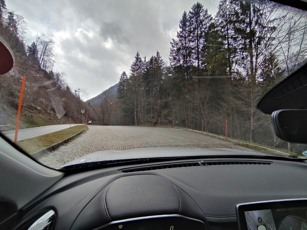 Parkplatz Rainer Alm: Halb Bushaltestelle, halb Parkplatz