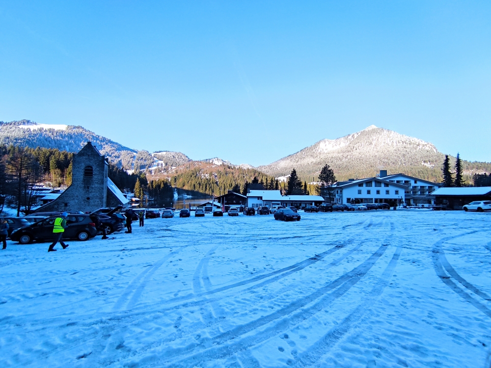 Wanderung Auerspitz: Wanderung Auerspitz: Ca 200 Autos haben hier Platz