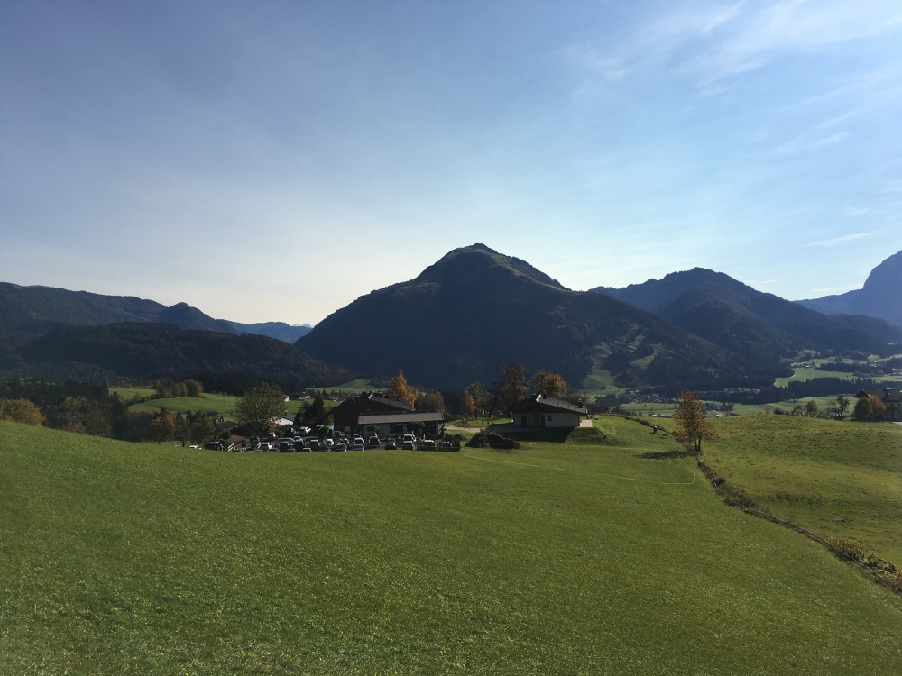 Wanderung Taubensee vom Schafflerhof: Wanderung Taubensee vom Schafflerhof: Blick nach Süden über den Parkplatz beim Schafflerhof auf das Unterberghorn 