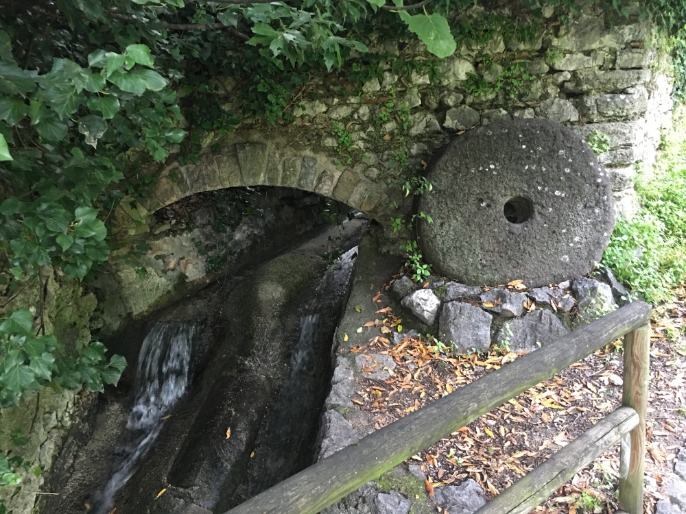 Wanderung Marmitta dei Giganti Granda: Wanderung Marmitta dei Giganti Granda: Altes Mühlrad unterhalb des Parkplatzes