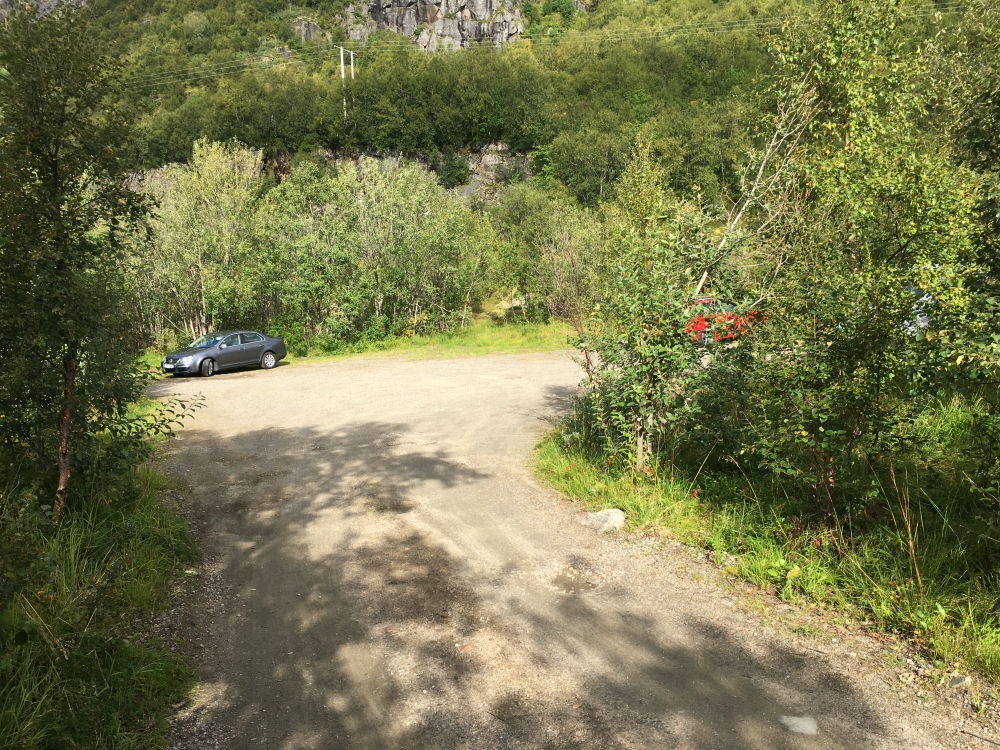 Wanderung Vatterfjordtinden: Wanderung Vatterfjordtinden: Parkplatz für Angler und Wanderer