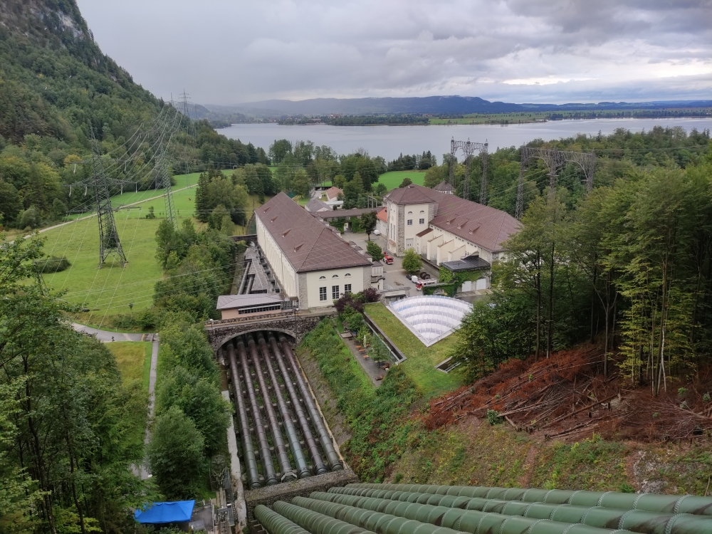 Wanderung Herzogstand vom Kochelsee über Rauteckkopf: Wanderung Herzogstand vom Kochelsee über Rauteckkopf: Rechts vom Walchenseekraftwerk ist der Parkplatz 