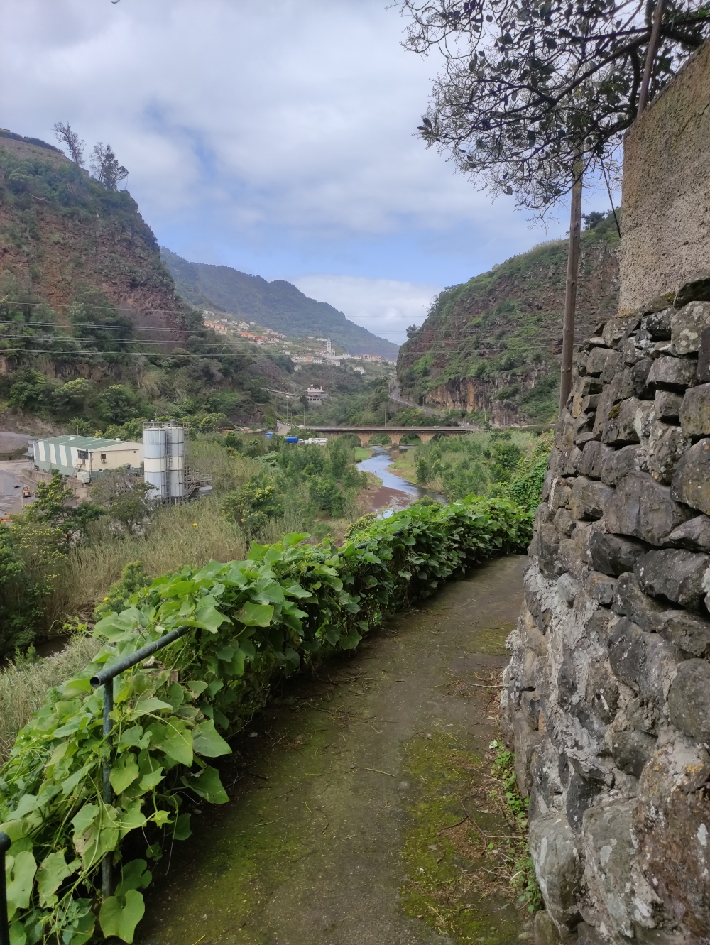 Wanderung Penha de Aguia: Fussweg hinter den Wohnhäusern im Tal