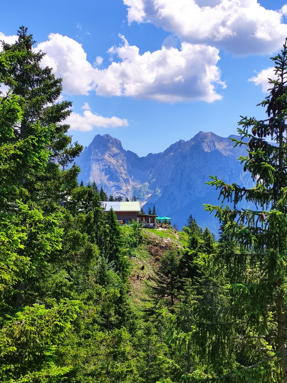 Wanderung Petersköpfl über Musikantensteig: Blick zur Vorderkaiserfeldenhütte