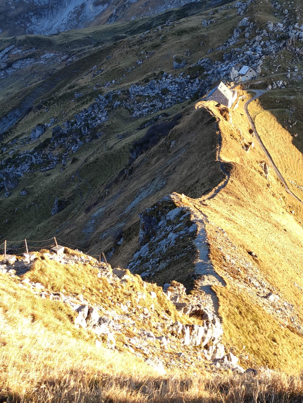 Wanderung Augstenberg: Abstieg in den Sattel zur Pfälzerhütte