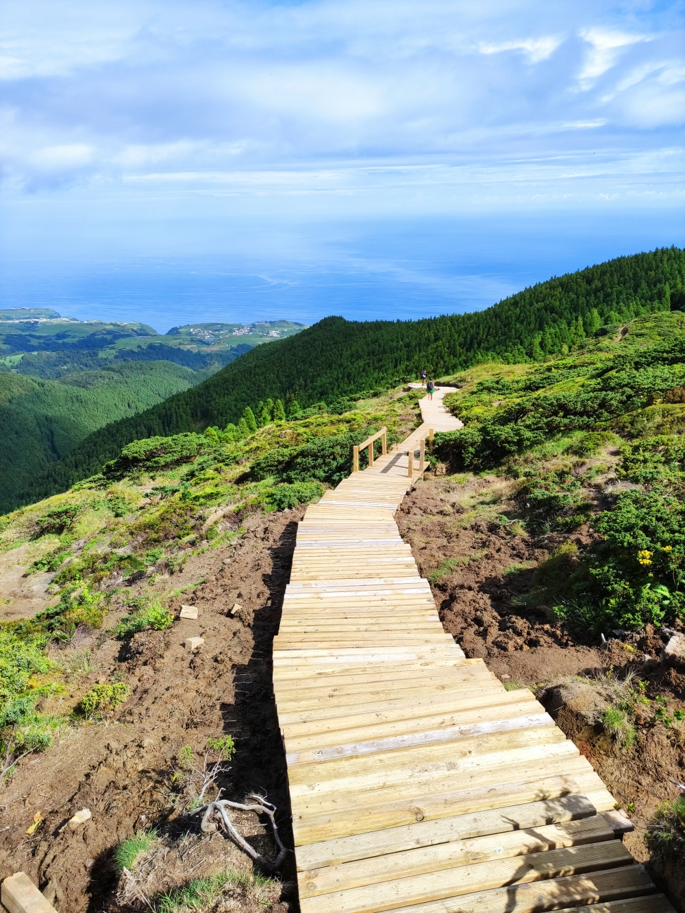 Wanderung Pico da Vara (lang): Oben neuer Holzbohlen-Steg