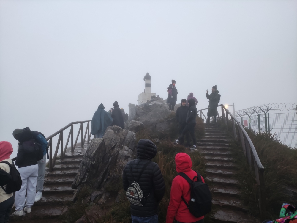 Wanderung PR1 Vereda do Areeiro: Wanderung PR1 Vereda do Areeiro: Oft erlebt man den Gipfel nur so. (Webcam vorab prüfen) (Pico do Areeiro)