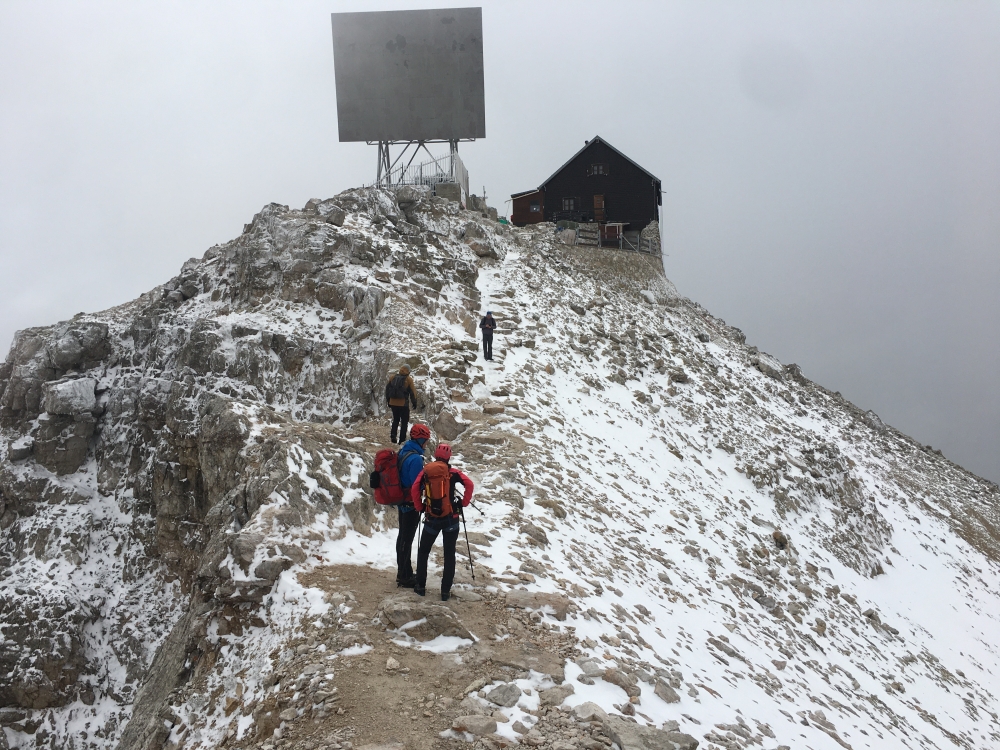 Wanderung Piz Boe: Wanderung Piz Boe: Gipfel mit Rifugio und Sendemast (Piz Boé)