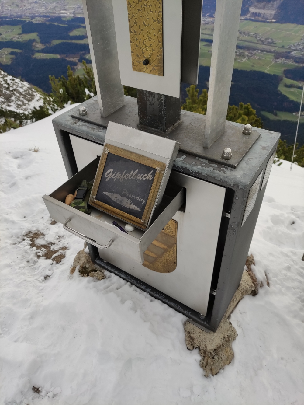 Wanderung Heuberg, Plessenberg und Kienberg: Wanderung Heuberg, Plessenberg und Kienberg: Schublade mit Gipfelbuch (Plessenberg)
