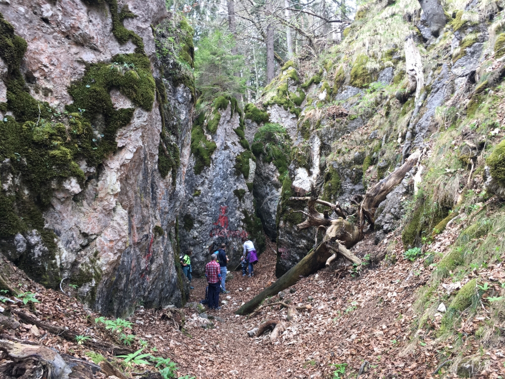 Wanderung Rabensteinhorn: Der Weg führt an der Teufelshöhle vorbei