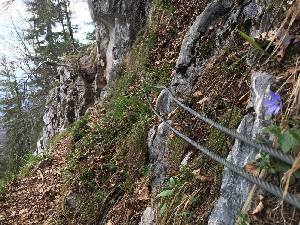 Wanderung Rabensteinhorn: Der doch sehr schmale Weg um den Südgipfel