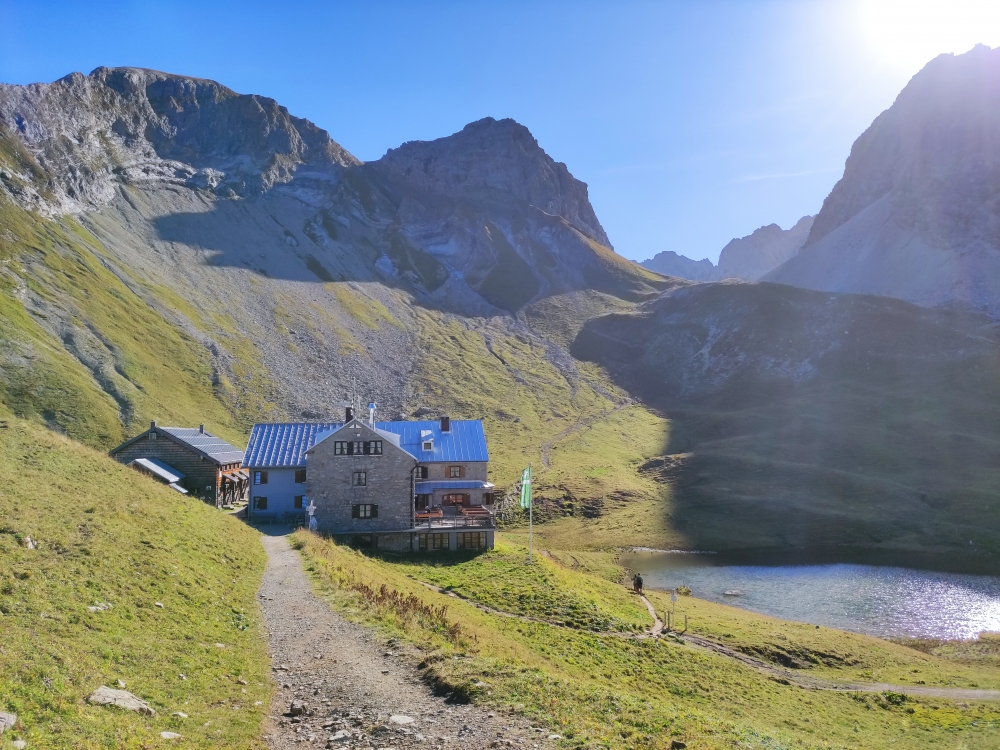Wanderung Heilbronner Weg: Wanderung Heilbronner Weg: Die Rappenseehütte unter dem Linkerskopf und der Rotgundspitze