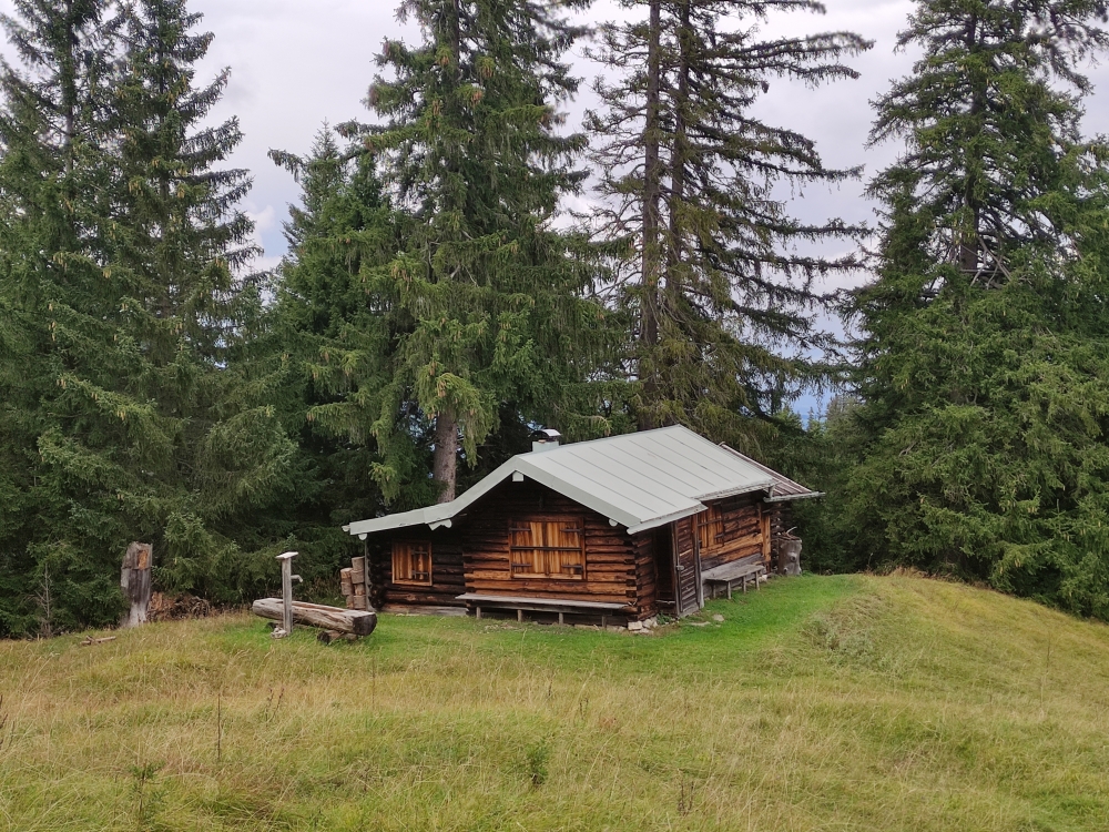 Wanderung Herzogstand vom Kochelsee über Rauteckkopf: Wanderung Herzogstand vom Kochelsee über Rauteckkopf: Alm und Brunnen verschlossen (Rauteck-Alm)