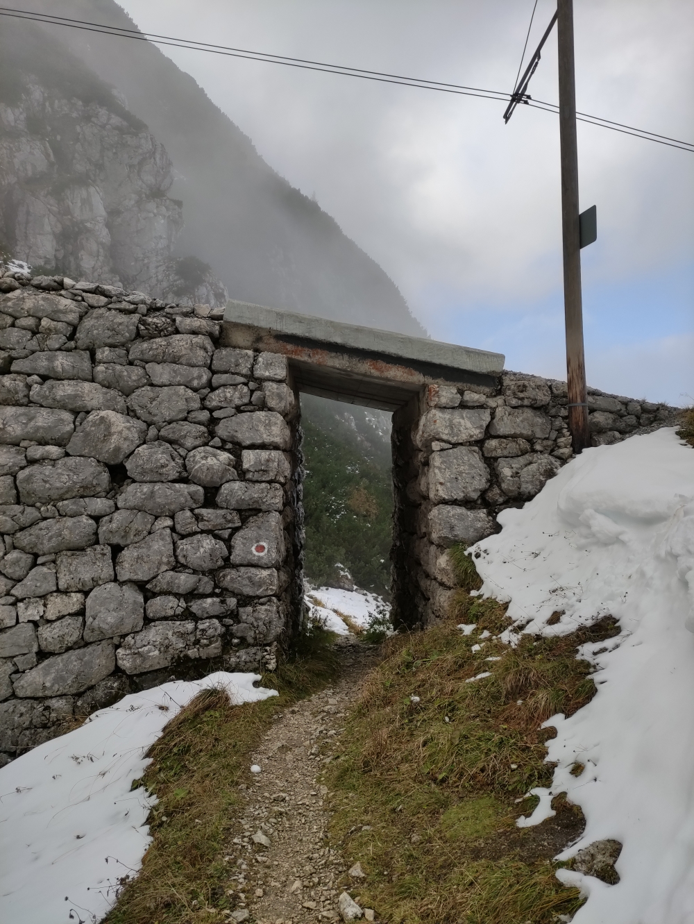 Wanderung Wendelstein aus dem Inntal: Wanderung Wendelstein aus dem Inntal: In der Scharte geht es unter der Wendelsteinbahn hindurch (Reindler Scharte)