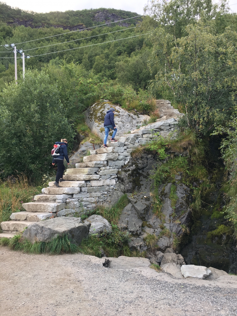 Wanderung Reinebringen: Ca. 1650 nepalesische Sherpastufen führen ungefährlich aber doch etwas schweißtreibend zur klassischen Reine-Aussicht