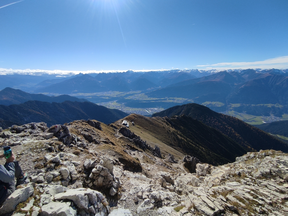 Klettersteig Freiungen Höhenweg: Klettersteig Freiungen Höhenweg: Blick nach Süden über die Nördlinger Hütte (Reither Spitze)