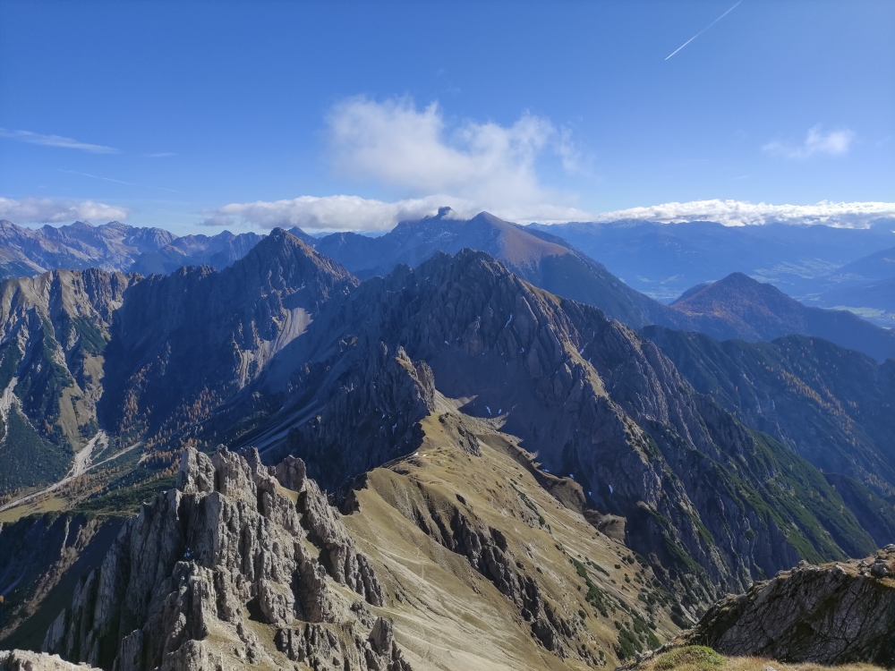 Klettersteig Freiungen Höhenweg: Klettersteig Freiungen Höhenweg: Blick nach Osten auf den Freiunger Höhenweg zum Kleiner Solstein (rechts hinten) (Reither Spitze)