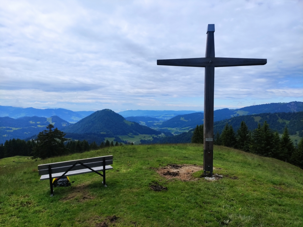 Renkknie: Gipfelkreuz Renkknie mit Blick auf den Hittisberg