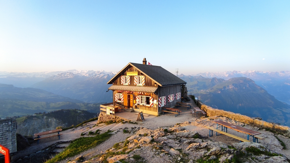 Wanderung Grosser Mythen: Wanderung Grosser Mythen: Nussgipfel probieren ist Pflicht (Restaurant Großer Mythen)